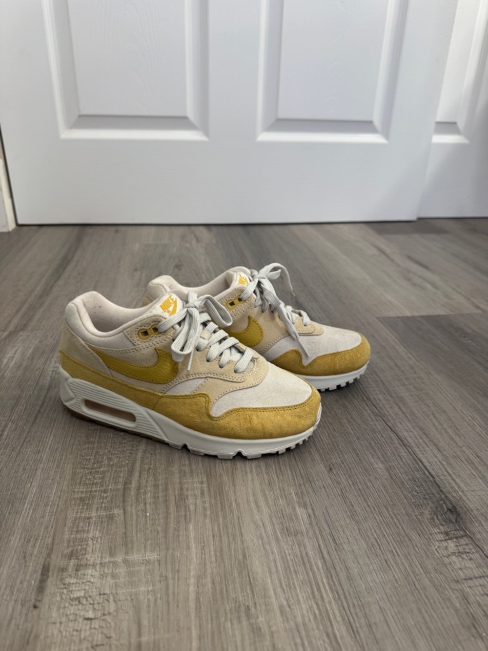 Nike women’s Airmax 90/1 “Wheat Gold”